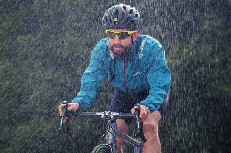 roupas de ciclista para pedalar na chuva