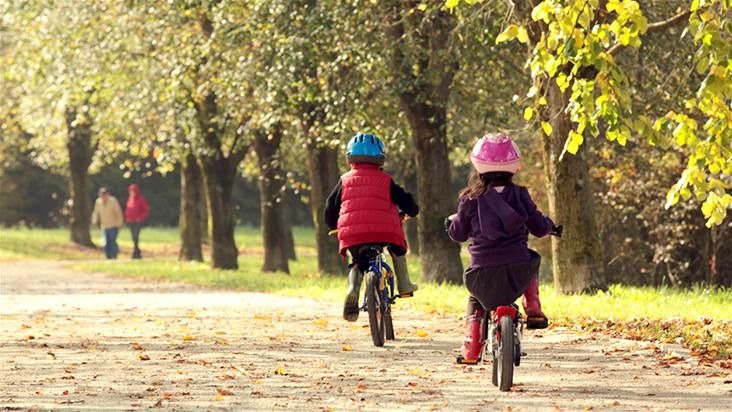 criancas andando de bicicleta