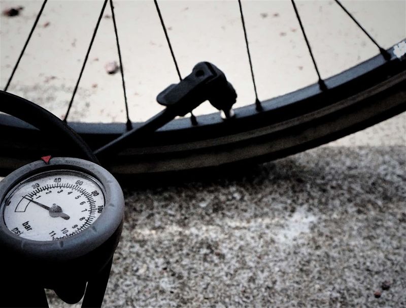 Bomba de enchimento com relógio para medir a pressão enchendo pneu da bicicleta