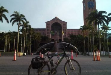 Bicicleta em frente a Basílica de Nossa Senhora Aparecida