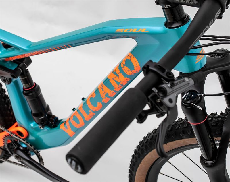 Imagem da parte dianteira de uma bicicleta de cor azul claro