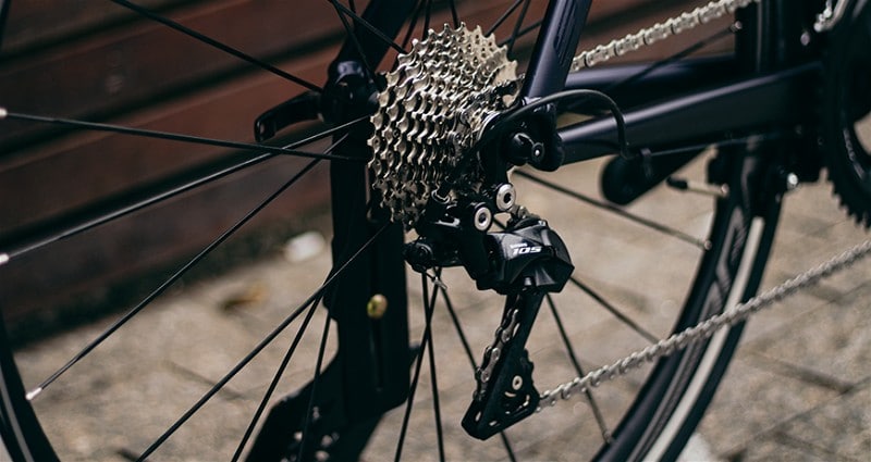 Imagem de de parte traseira de bicicleta, com foco no câmbio